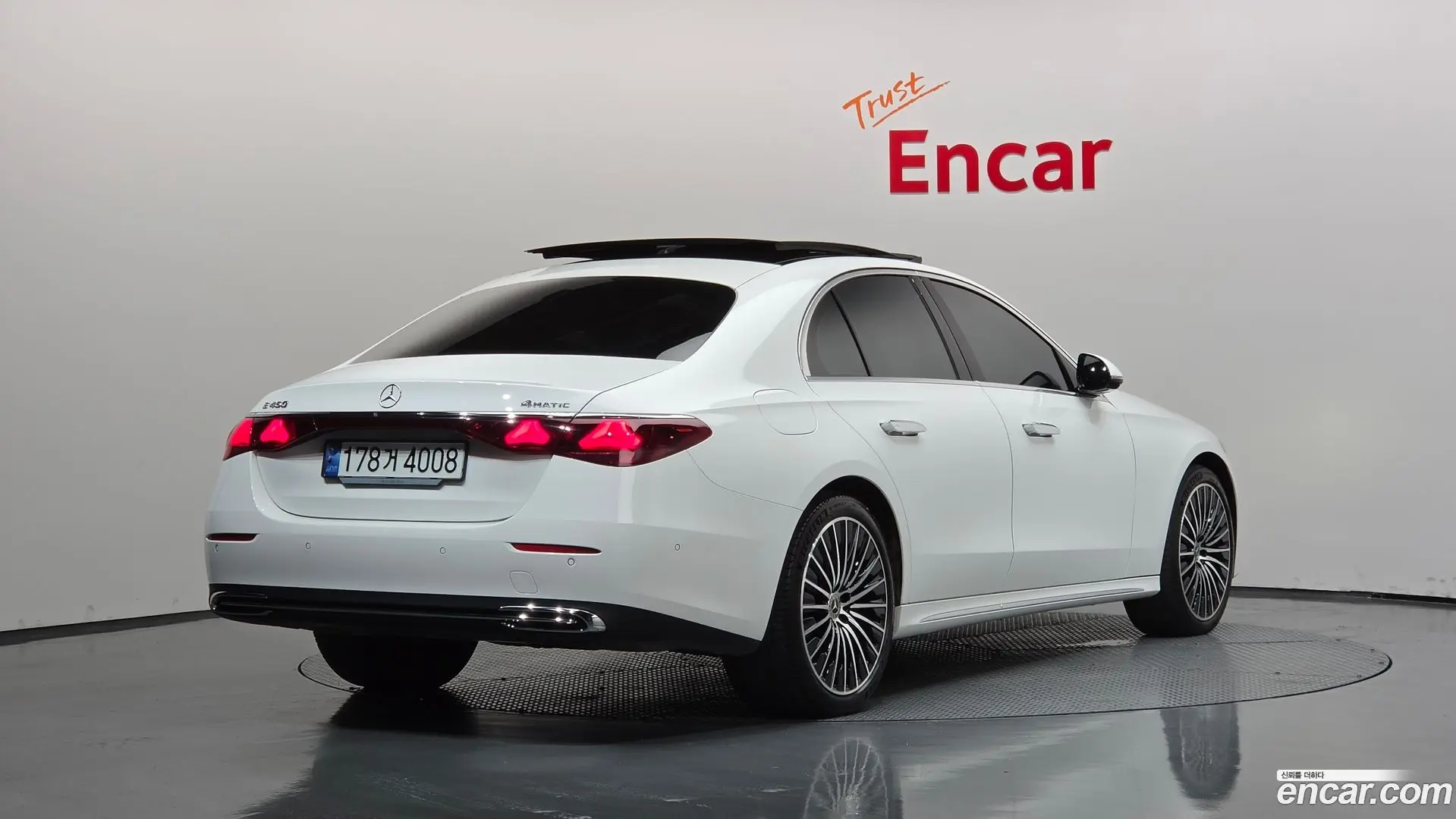 Main__Slider__Photo:E-Class Mercedes-Benz 2024.4-1