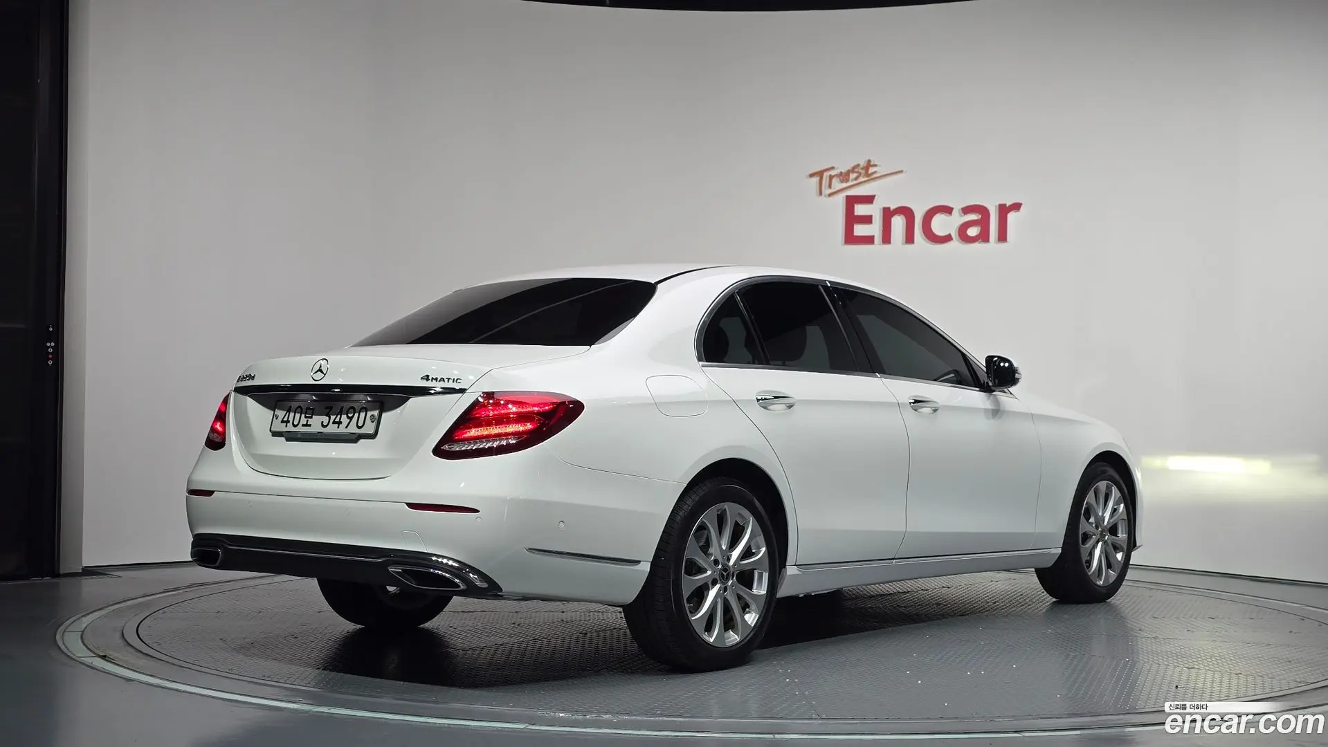 Main__Slider__Photo:E-Class Mercedes-Benz 2019.5-1