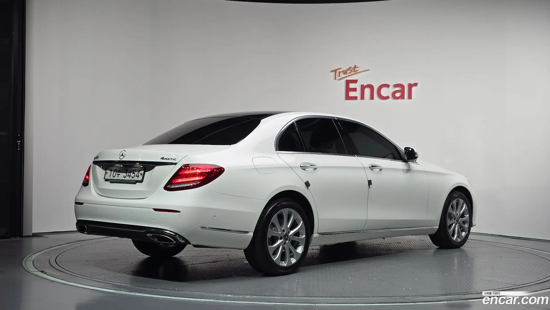 Main__Slider__Photo:E-Class Mercedes-Benz 2019.1-1