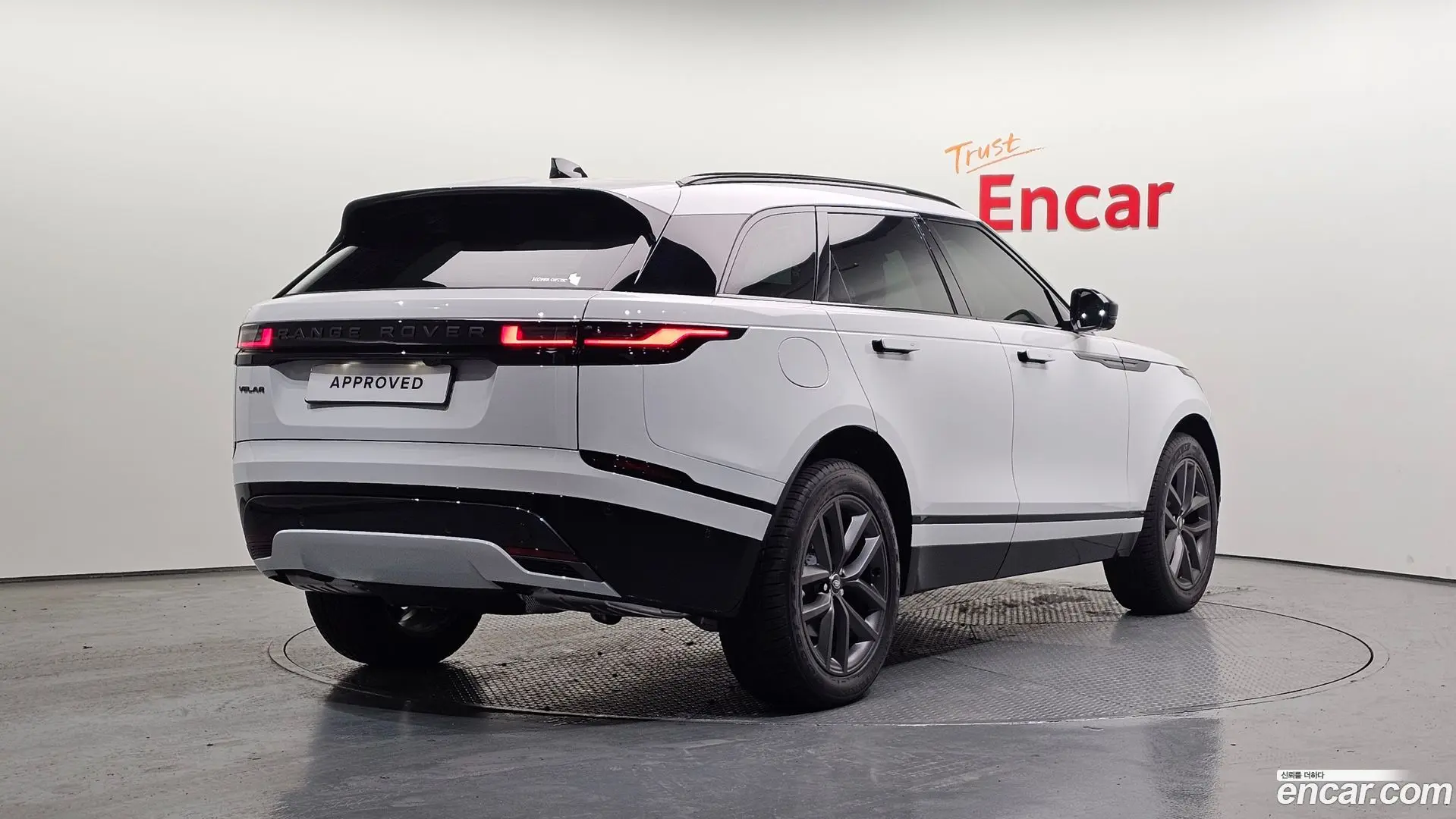 Main__Slider__Photo:Range Rover Velar Land Rover 2026.4-1