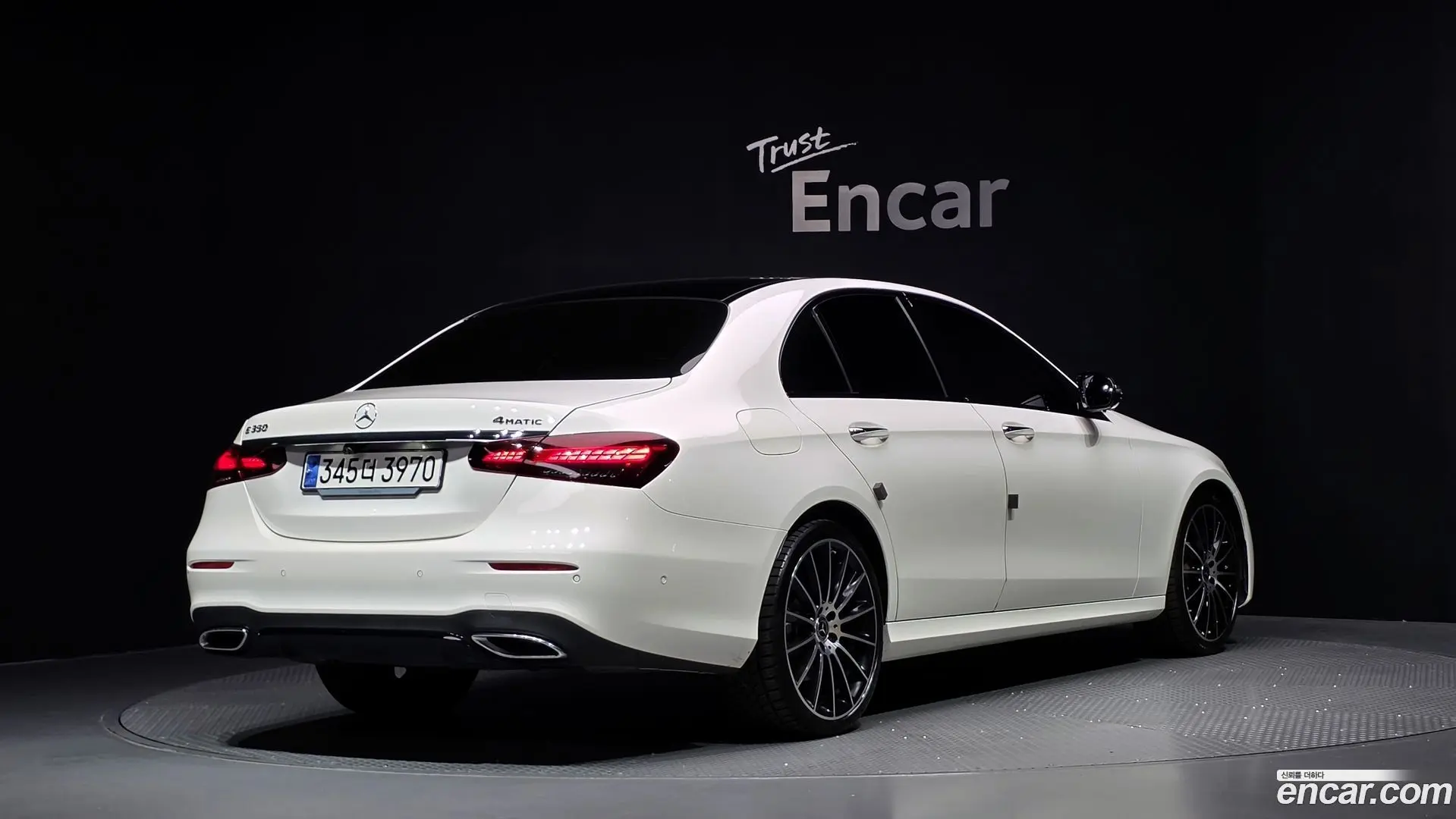 Main__Slider__Photo:E-Class Mercedes-Benz 2023.9-1