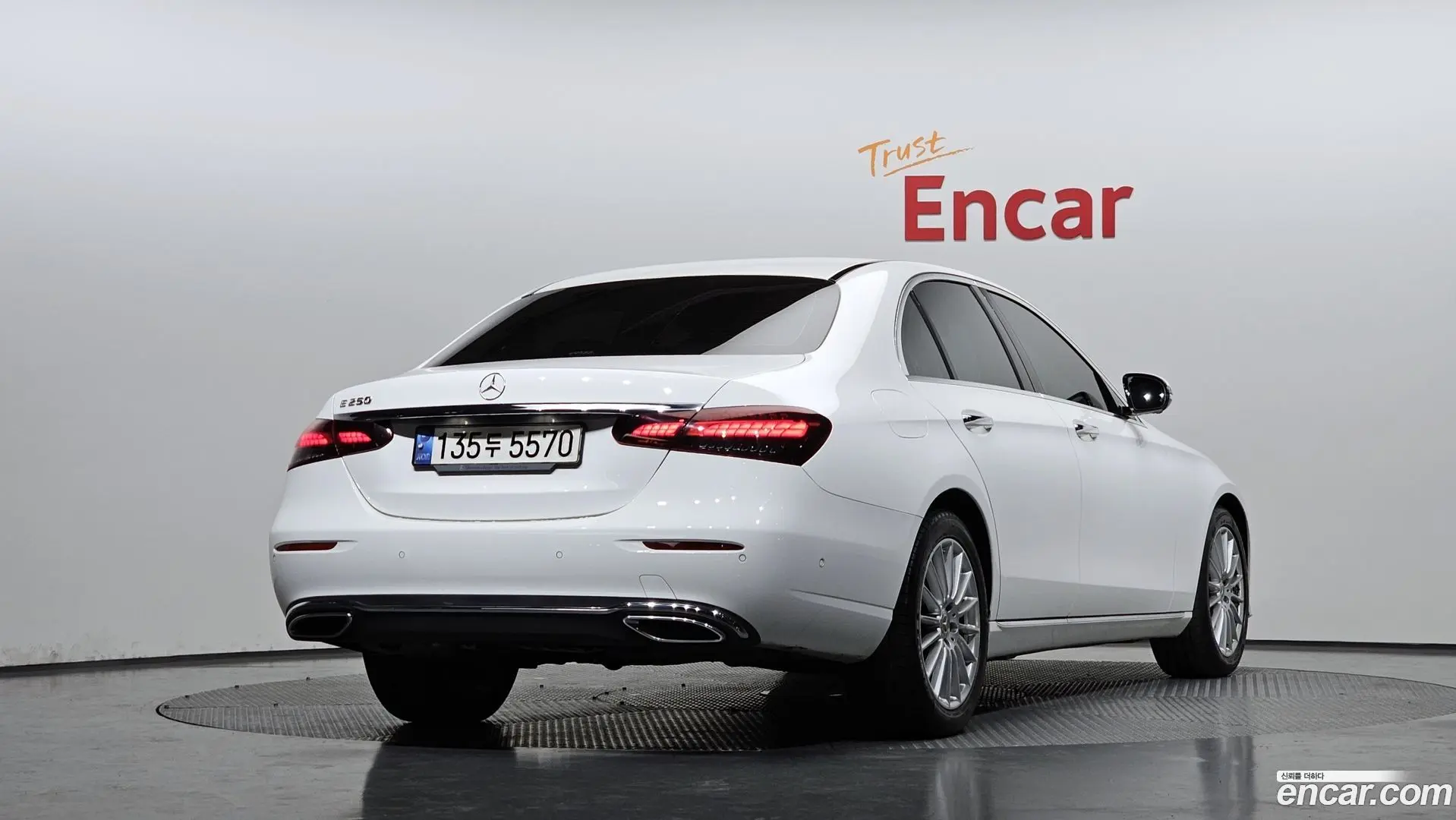 Main__Slider__Photo:E-Class Mercedes-Benz 2022.2-1