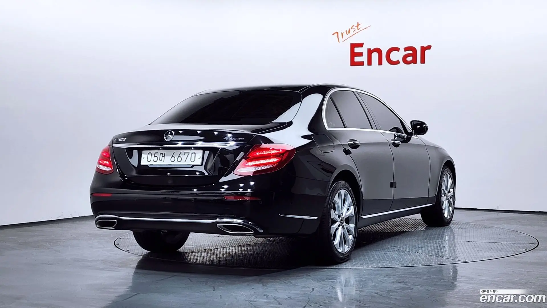 Main__Slider__Photo:E-Class Mercedes-Benz 2018.0-1