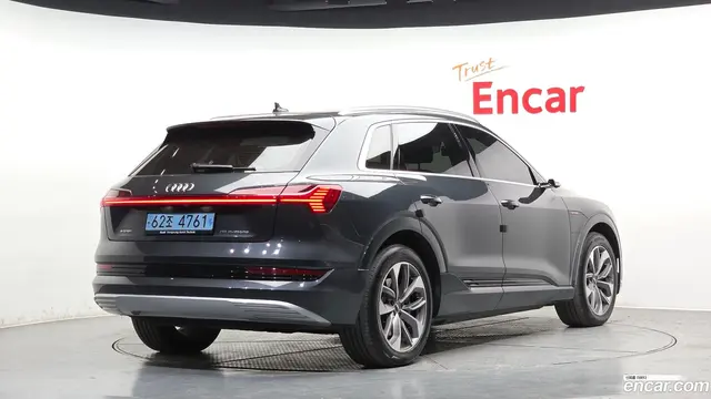 Main__Slider__Photo:e-tron Audi 2020.6-1
