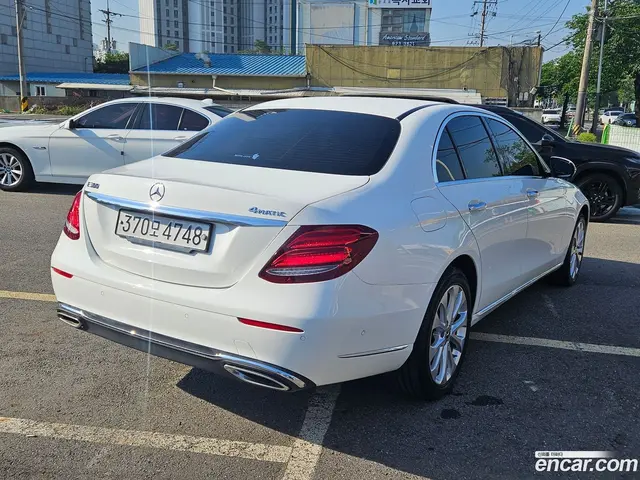 Main__Slider__Photo:E-Class Mercedes-Benz 2020.0-1