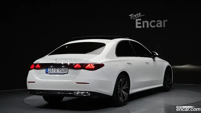 Main__Slider__Photo:E-Class Mercedes-Benz 2025.9-1
