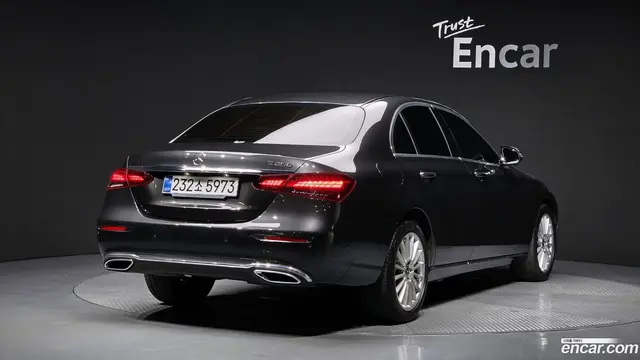 Main__Slider__Photo:E-Class Mercedes-Benz 2022.10-1