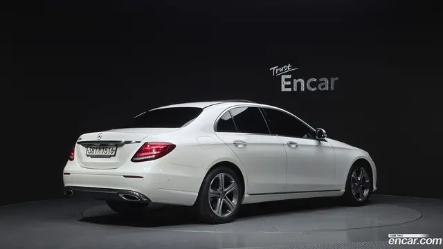 Main__Slider__Photo:E-Class Mercedes-Benz 2019.8-1