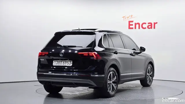 Main__Slider__Photo:Tiguan Volkswagen 2019.11-1