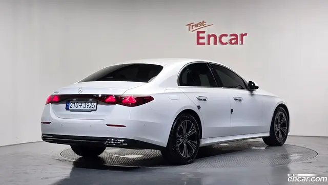 Main__Slider__Photo:E-Class Mercedes-Benz 2024.11-1