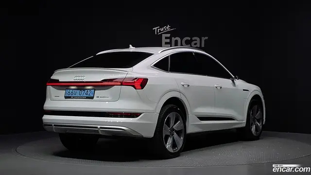 Main__Slider__Photo:e-tron Audi 2022.7-1