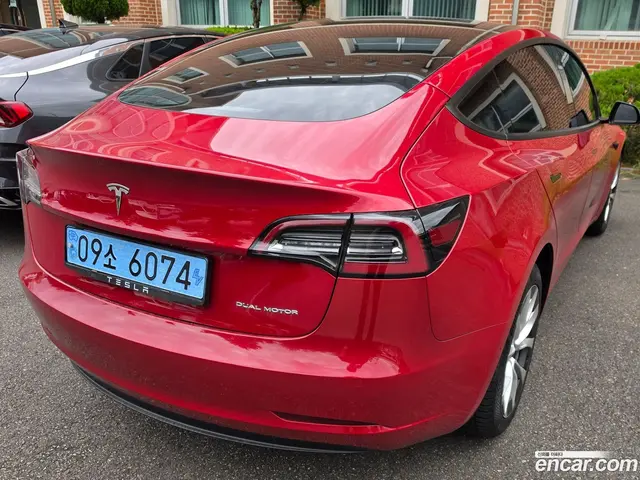 Main__Slider__Photo:Model 3 Tesla 2022.4-1