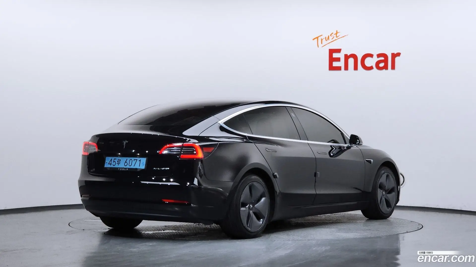Main__Slider__Photo:Model 3 Tesla 2020.5-1