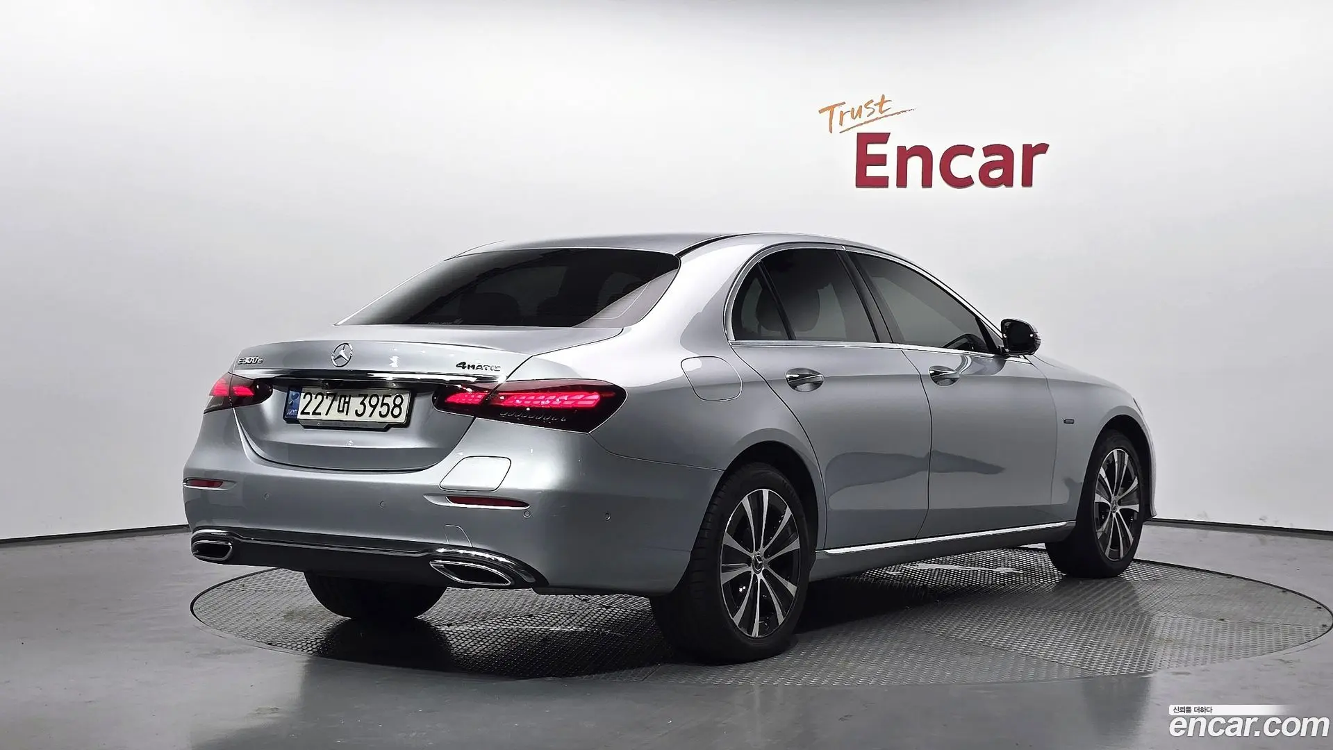 Main__Slider__Photo:E-Class Mercedes-Benz 2021.3-1