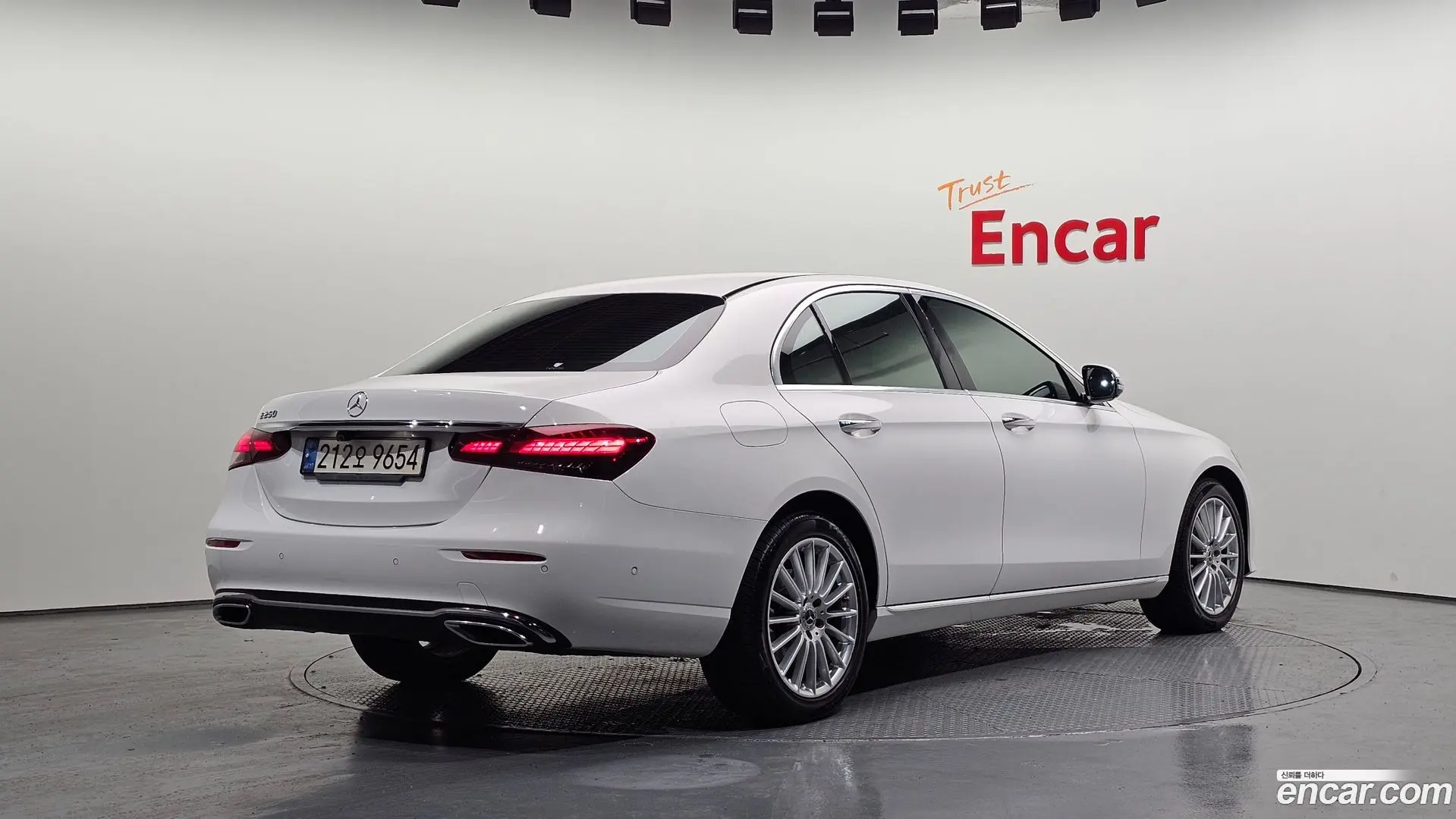 Main__Slider__Photo:E-Class Mercedes-Benz 2021.7-1