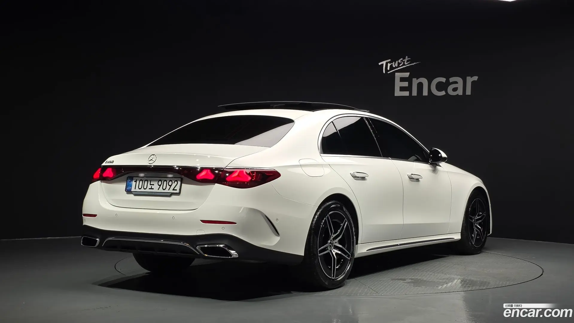 Main__Slider__Photo:E-Class Mercedes-Benz 2025.8-1