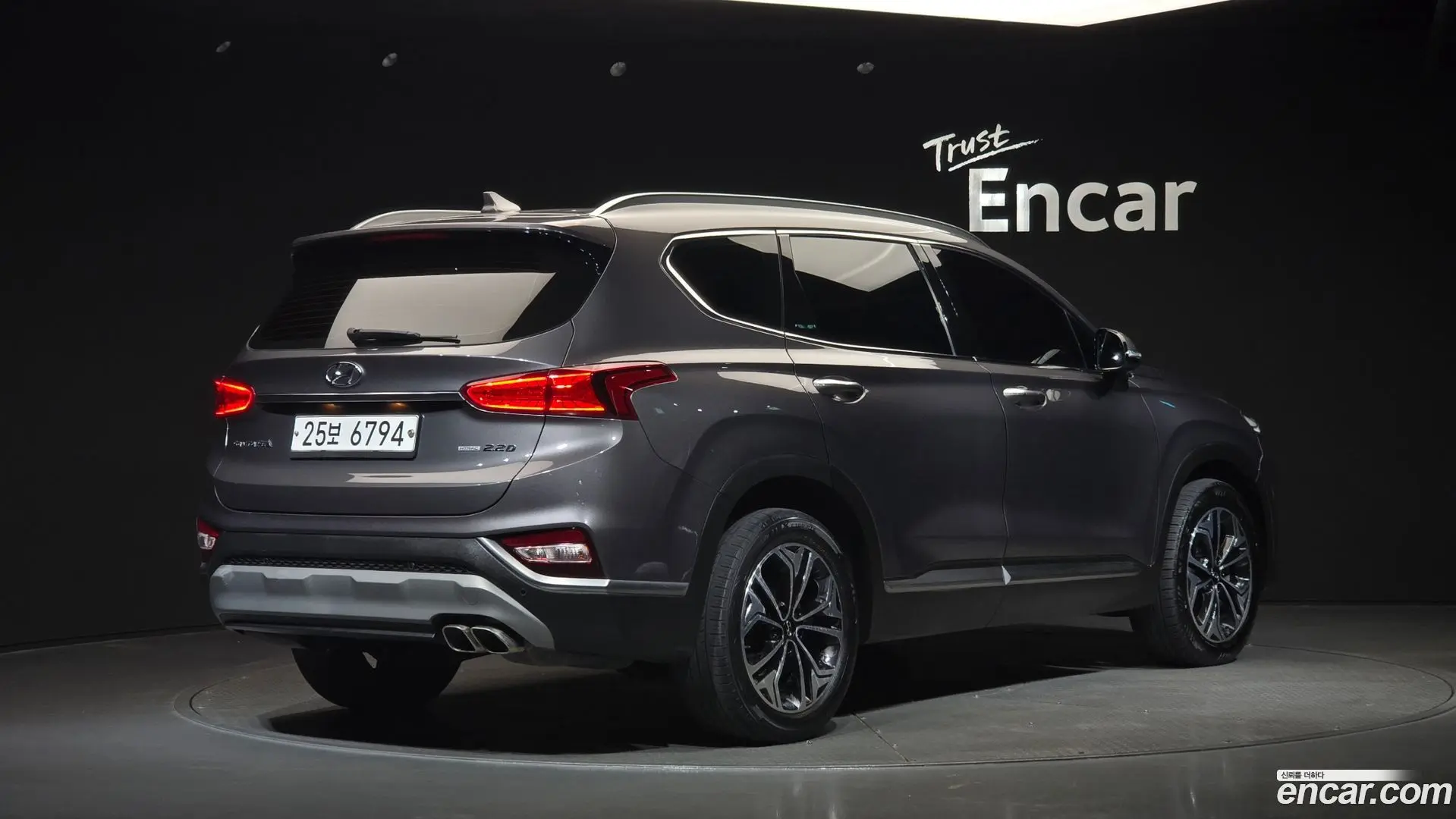 Main__Slider__Photo:Santafe Hyundai 2018.4-1