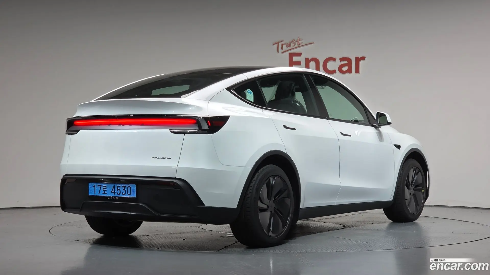 Main__Slider__Photo:Model Y Tesla 2026.8-1