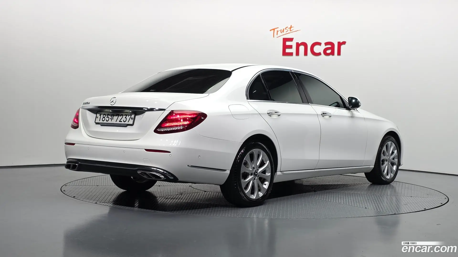 Main__Slider__Photo:E-Class Mercedes-Benz 2019.9-1