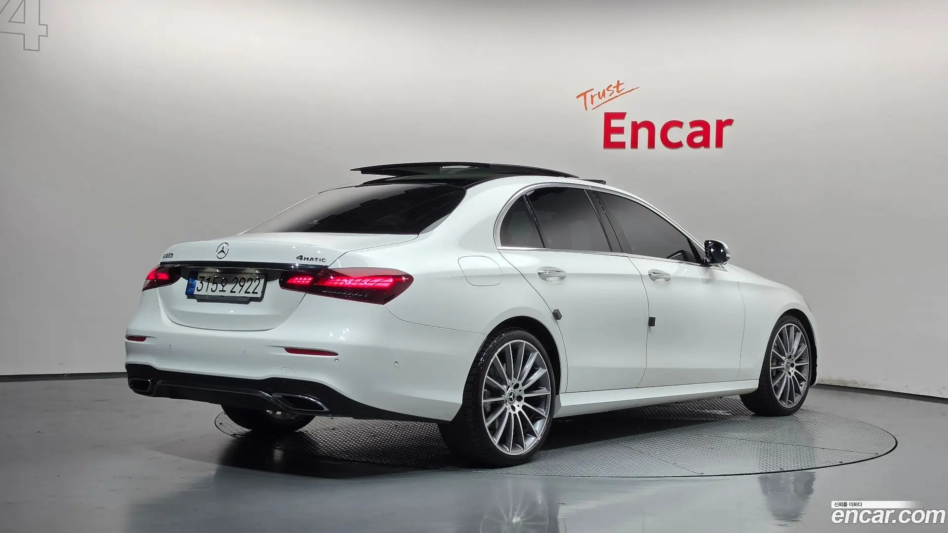 Main__Slider__Photo:E-Class Mercedes-Benz 2022.9-1