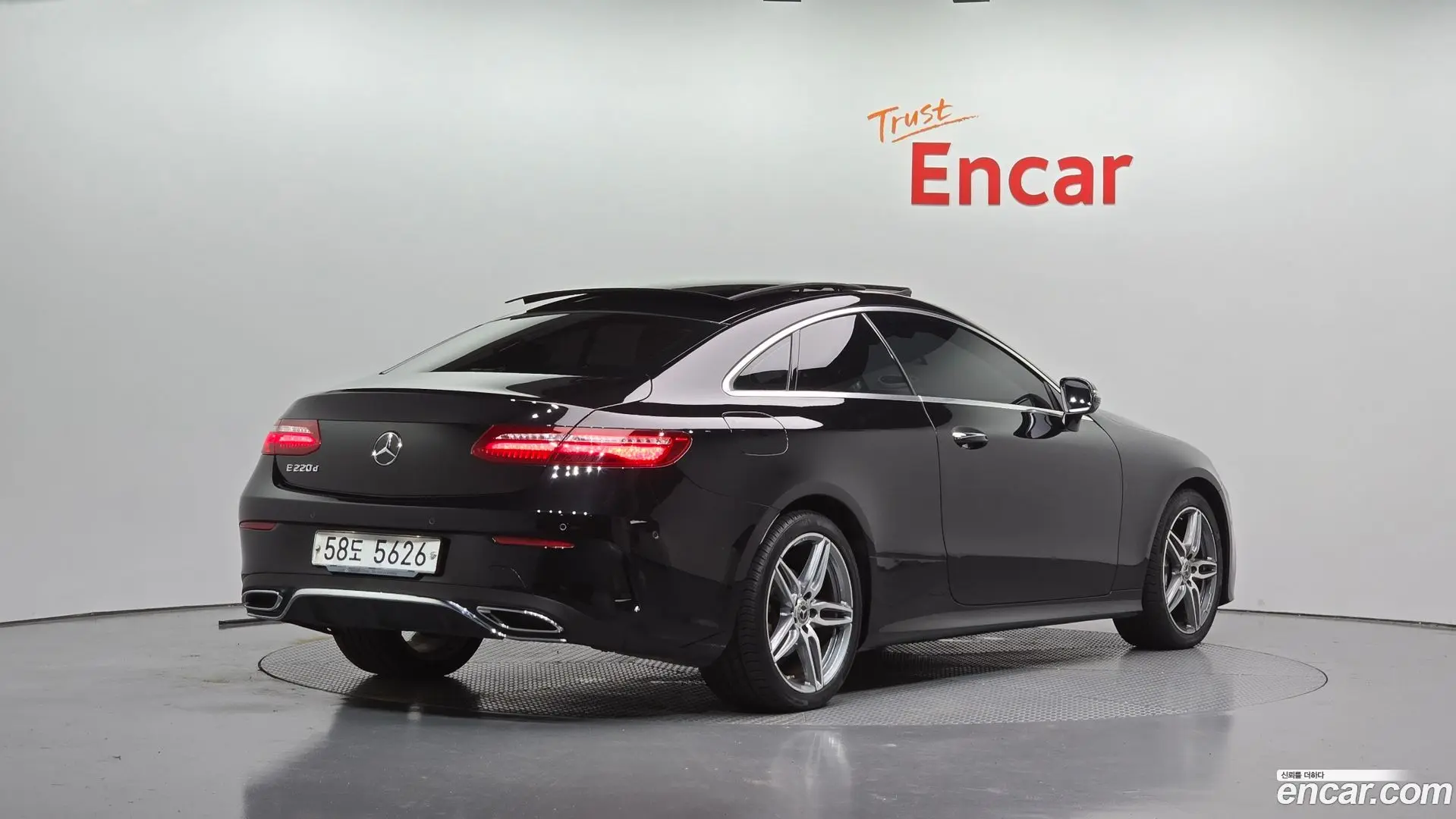 Main__Slider__Photo:E-Class Mercedes-Benz 2018.2-1