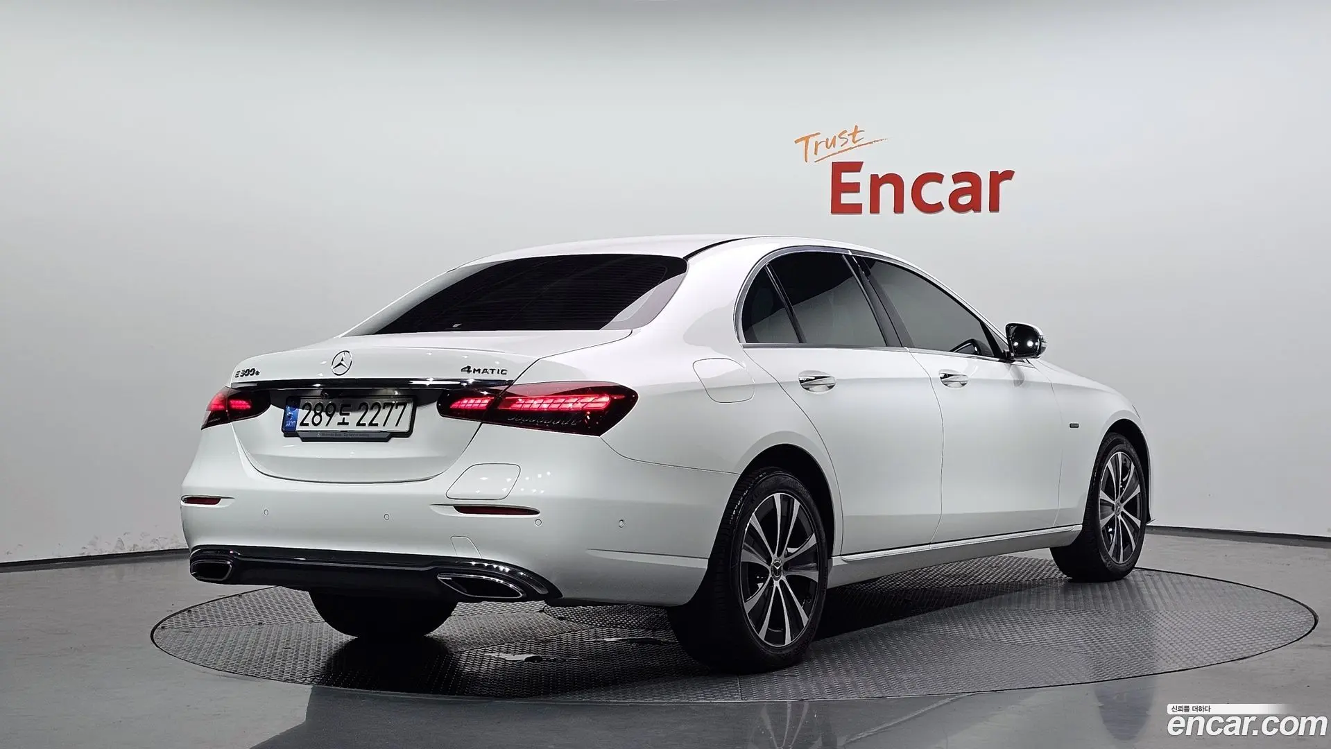 Main__Slider__Photo:E-Class Mercedes-Benz 2021.0-1