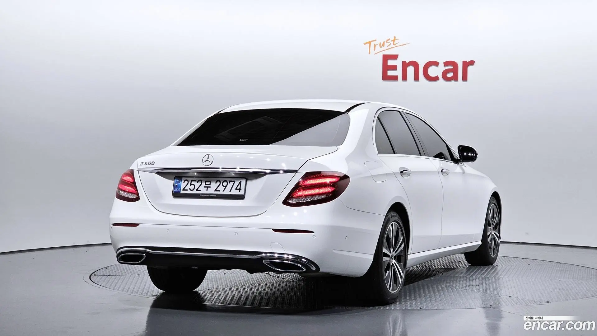 Main__Slider__Photo:E-Class Mercedes-Benz 2020.3-1