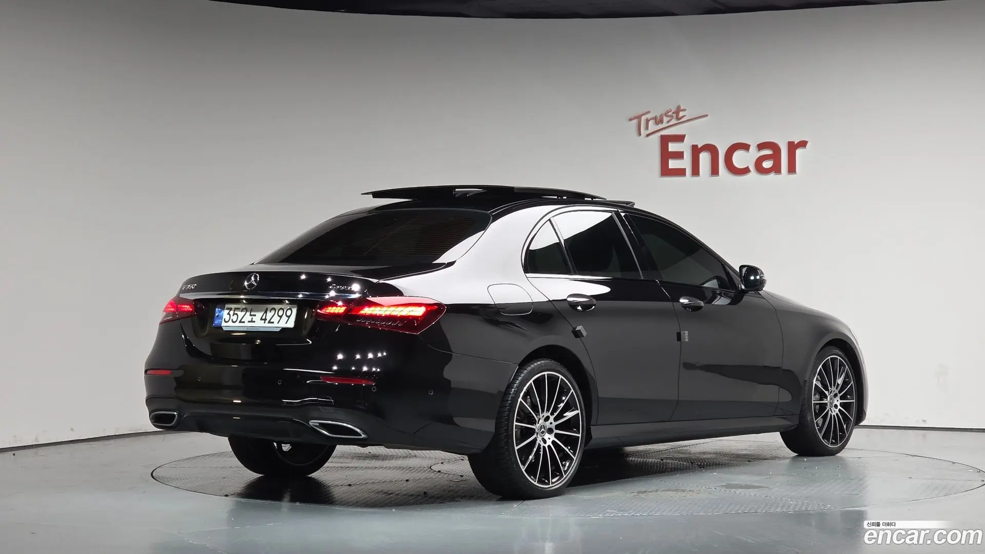 Main__Slider__Photo:E-Class Mercedes-Benz 2023.8-1