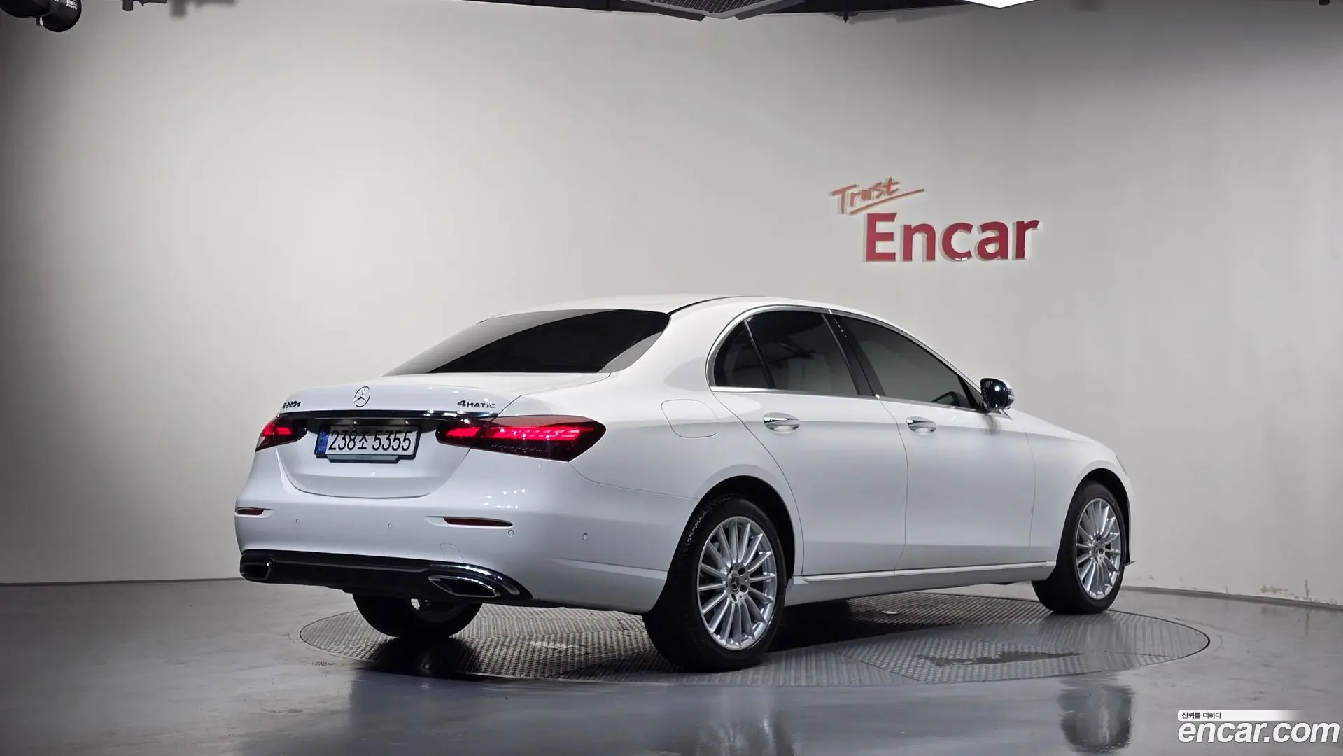 Main__Slider__Photo:E-Class Mercedes-Benz 2023.8-1