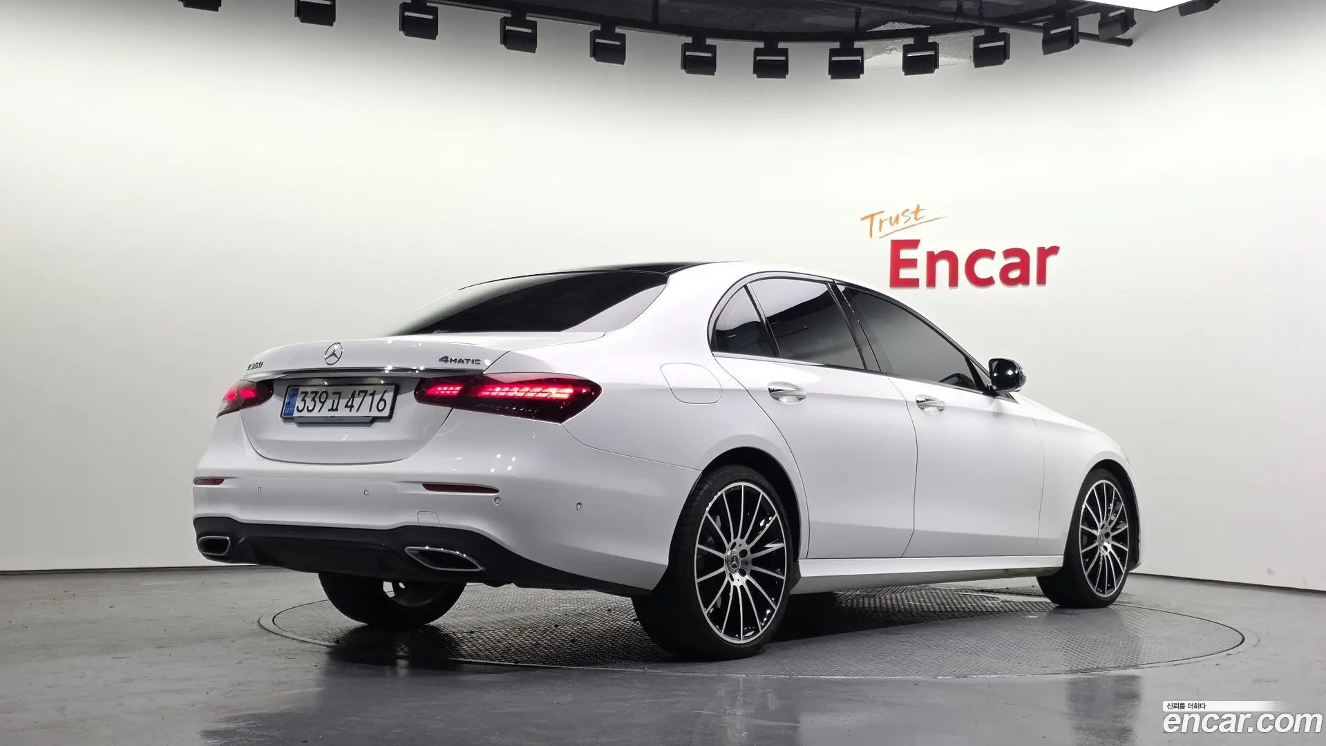 Main__Slider__Photo:E-Class Mercedes-Benz 2023.8-1