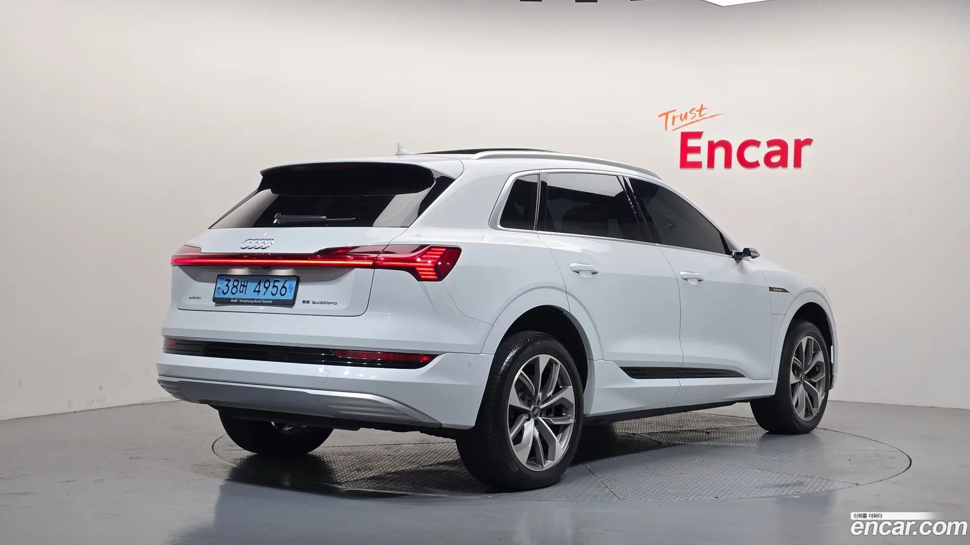 Main__Slider__Photo:e-tron Audi 2022.8-1