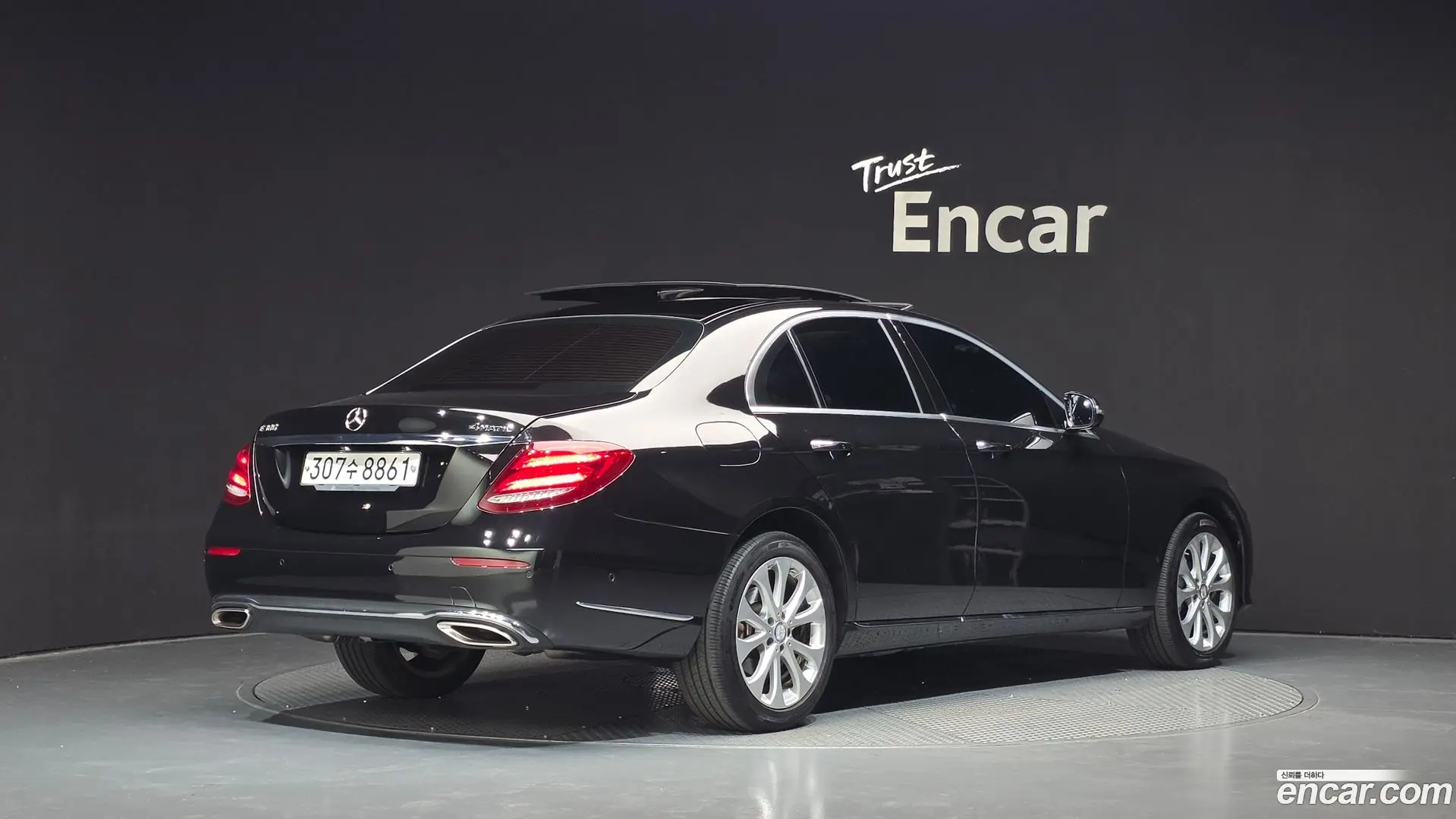 Main__Slider__Photo:E-Class Mercedes-Benz 2017.0-1