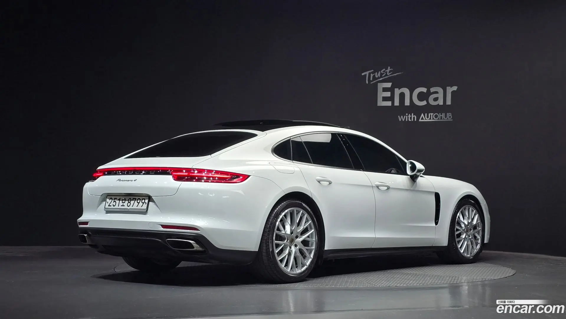 Main__Slider__Photo:Panamera Porsche 2020.1-1