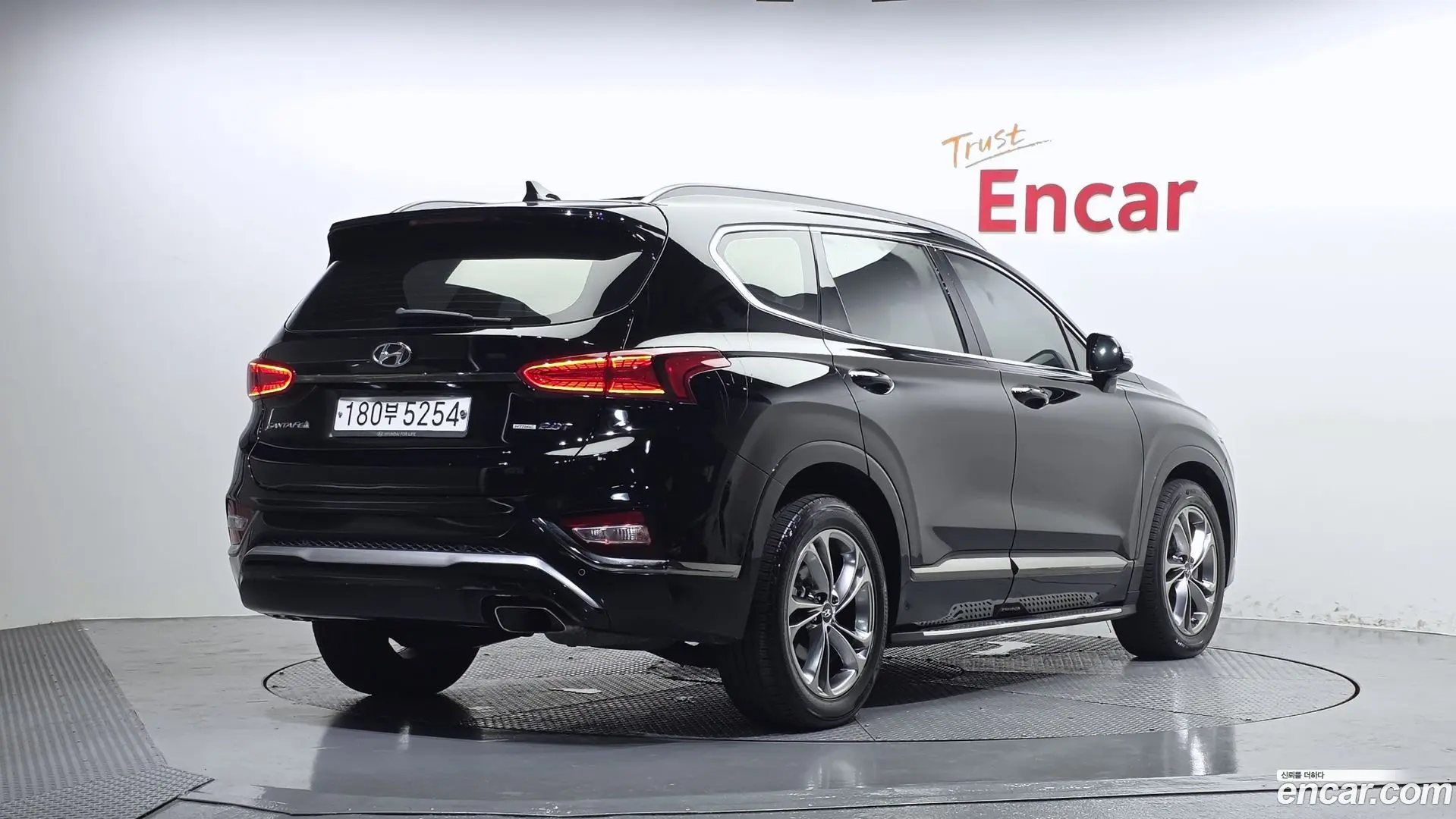 Main__Slider__Photo:Santafe Hyundai 2019.8-1