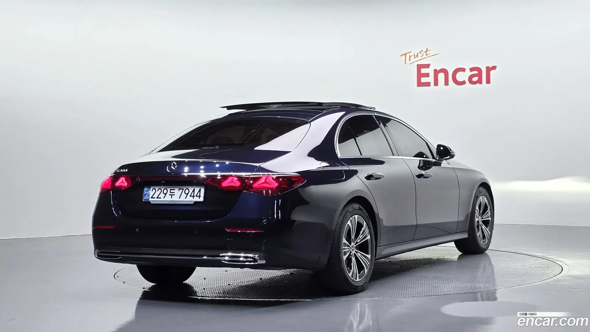 Main__Slider__Photo:E-Class Mercedes-Benz 2024.8-1