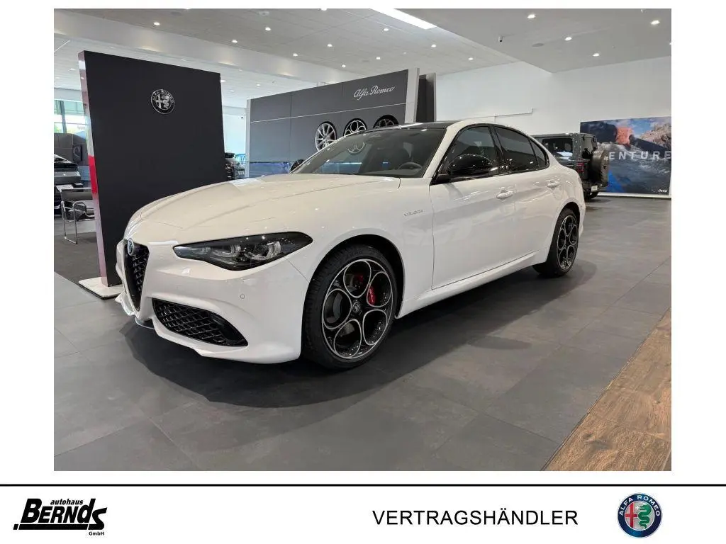 Main__Slider__Photo:Alfa Romeo Giulia 2.0T AT8-Q4 Veloce GLASSCHIEBEDACH TECHNO 04/2025-0