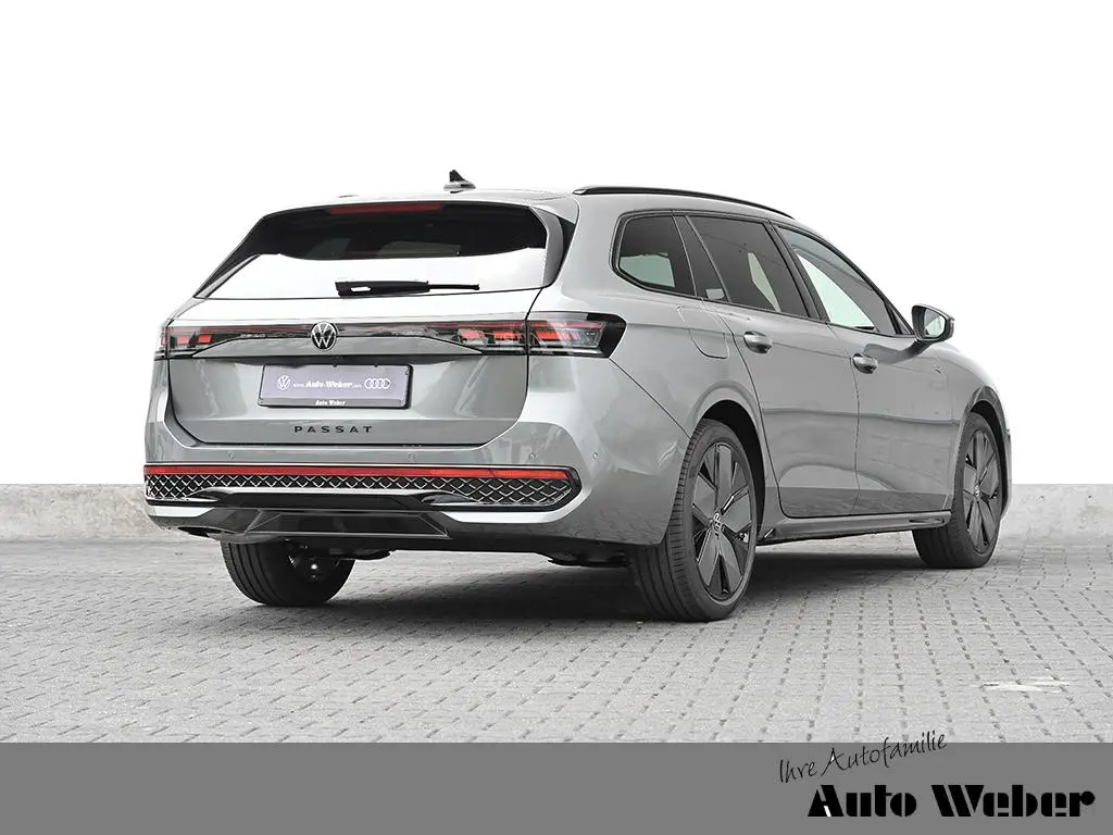 Main__Slider__Photo:Volkswagen Passat Variant 4Motion R-Line 2.0 TDI SCR 4MOTIO 06/2025-1