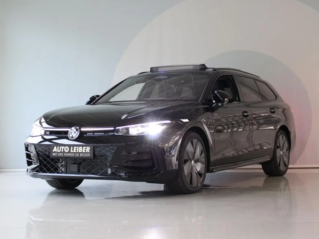 Main__Slider__Photo:Volkswagen Passat Variant 2.0 TDI SCR 4M R-LINE 04/2025-1