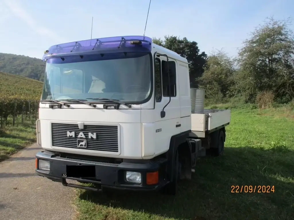 Main__Slider__Photo:MAN Other 12-232 Bj. 1992 Oldtimer-Lkw mit PritschenAufbau 06/1992-0