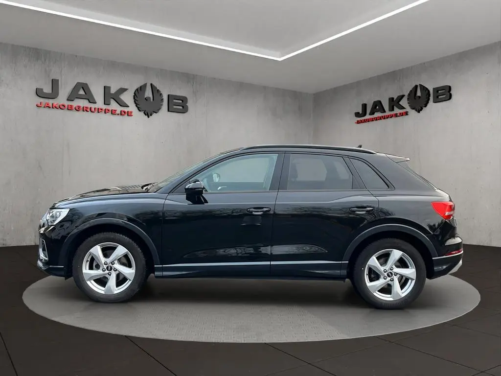 Main__Slider__Photo:Audi Q3 35 TFSI advanced+LED+SCHECKHEFT+1 HAND 02/2025-1
