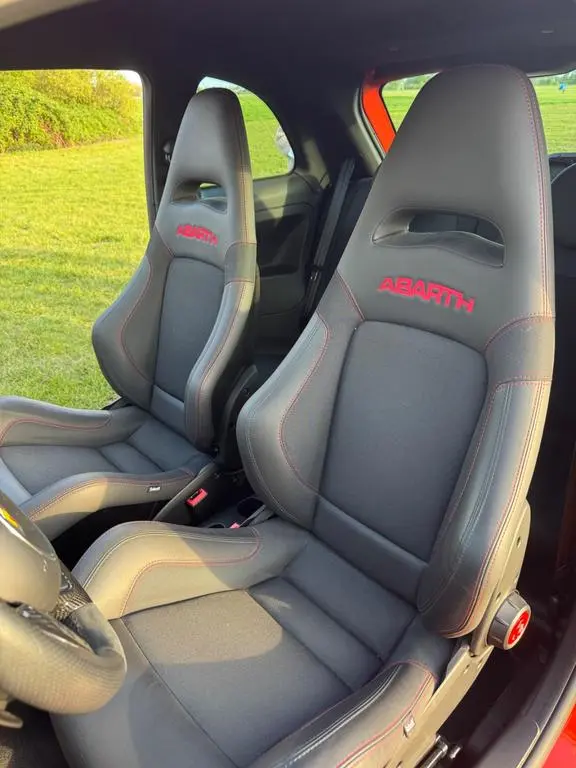 Main__Slider__Photo:Abarth 695 1.4 T-Jet 16V 695 Automatik - 02/2024-0