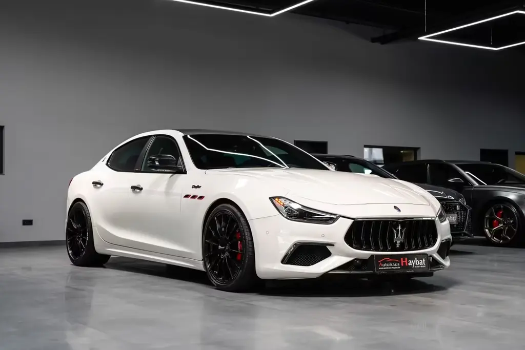 Main__Slider__Photo:Maserati Ghibli 3.8 V8 Trofeo CarbonPack-360°-21" 07/2021-0