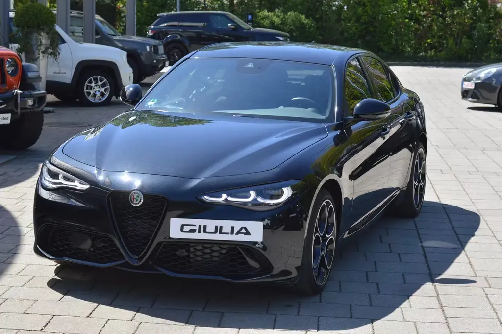 Main__Slider__Photo:Alfa Romeo Giulia Veloce Q4 210PS/PREMIUM-P/MATRIX 04/2023-0