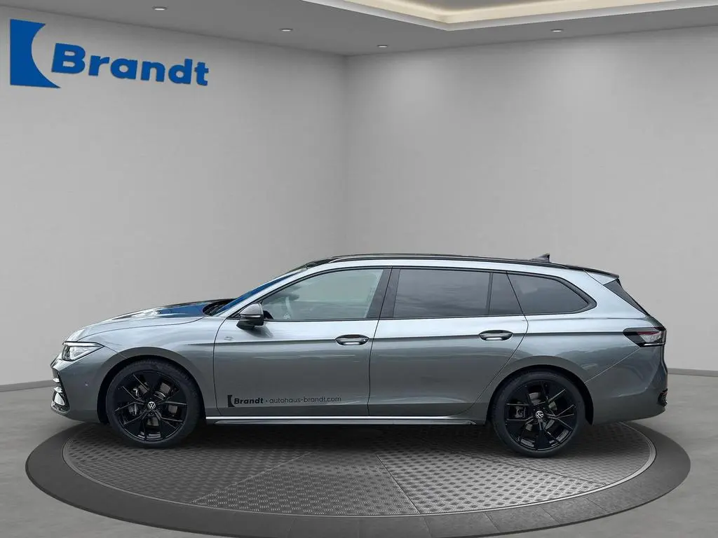 Main__Slider__Photo:Volkswagen Passat Variant 2.0 TDI R-LINE SIGNATURE 4M+PANO 04/2025-1