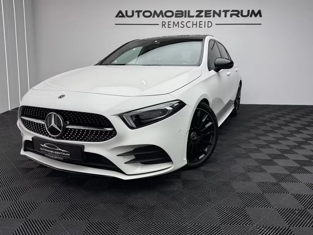Main__Slider__Photo:Mercedes-Benz A 250 A A 250 Burmester | 360° | Ambiente | Night P. 02/2020-0