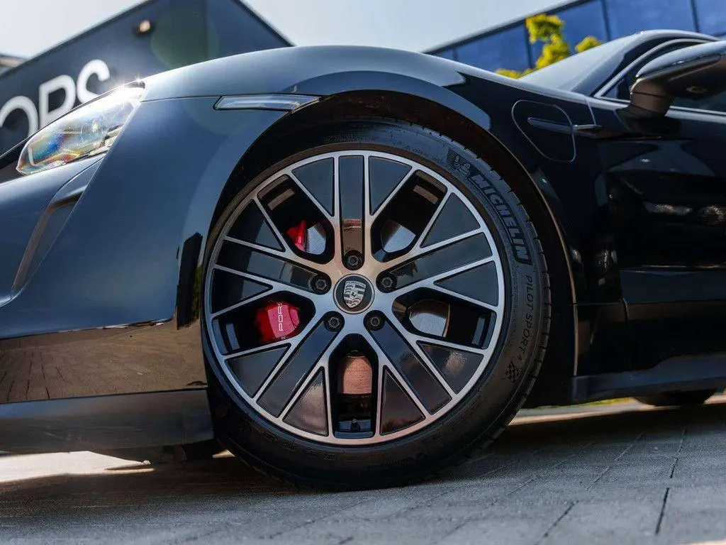 Main__Slider__Photo:Porsche Taycan 4S - Performance Battery Plus - Pano - BO 09/2020-1